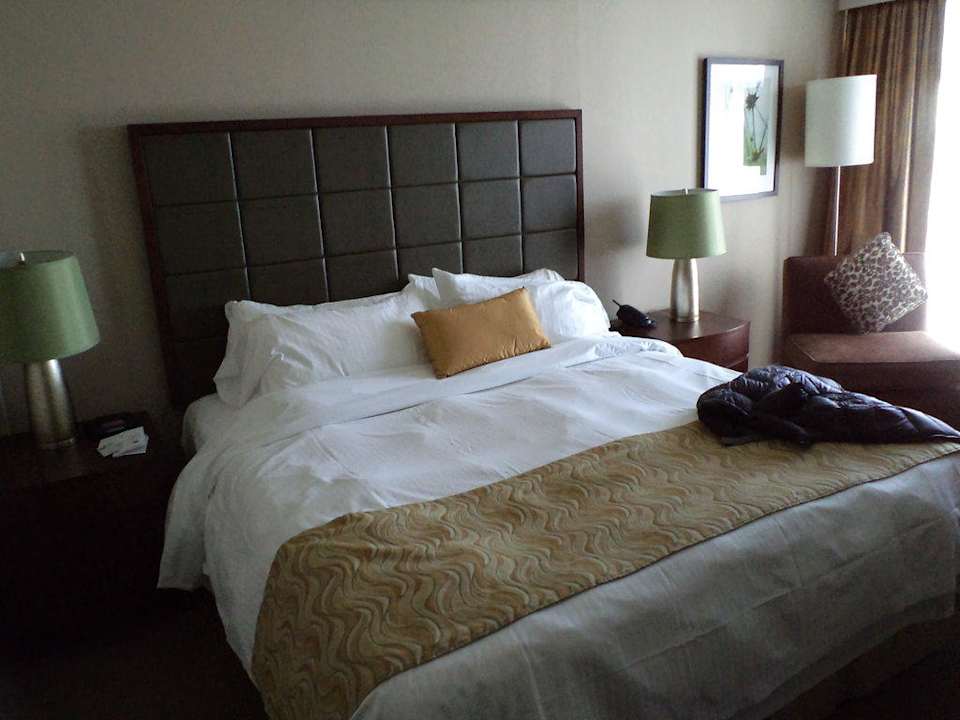 Zimmer m Kingsize-Bett Pacific Gateway Hotel at Vancouver Airport