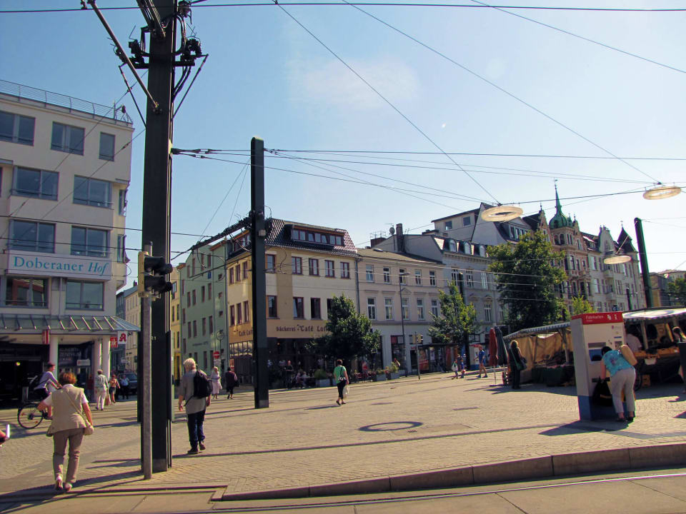 Doberaner Platz mit Blick auf die Pension Stadtpension Lotte