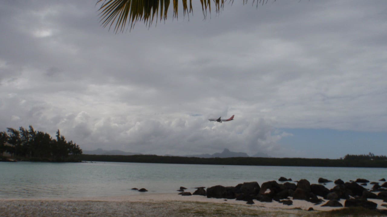 Einflugschneise vor dem Hotel - stört absolut nicht! Shandrani Beachcomber Resort & Spa