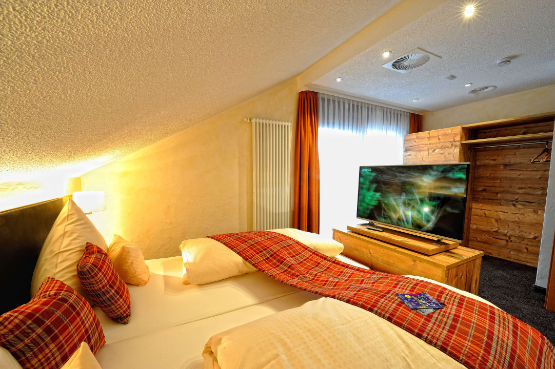 Schlafbereich Suite Wolke 7 mit Sky TV Wellness Hotel Talblick