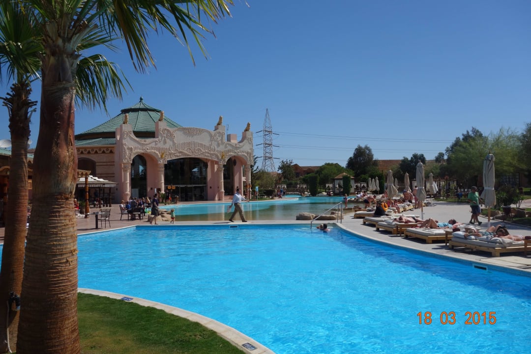 Blick auf Empfangsgebäude und Teil eines Pools Pickalbatros Jungle Aqua Park Resort - Neverland Hurghada