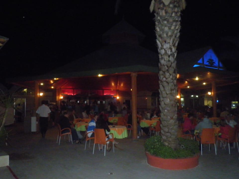 Abendveranstaltung an der Außenbar Saphir Hotel & Villas