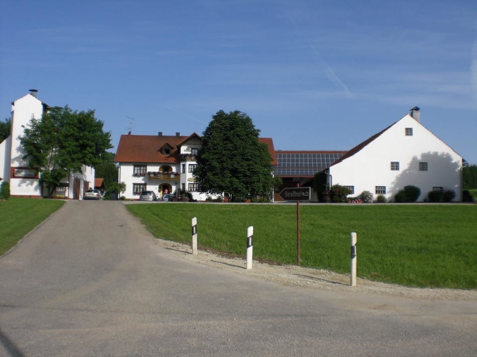 Auffahrt zur Pension Hotel Straßhof