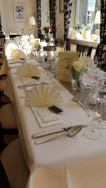 Schön eingedeckte Tische im Restaurant Hotel Jägerhof