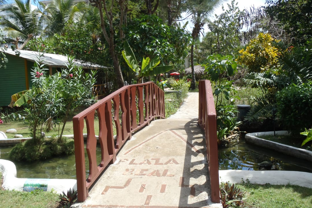 Brücke über den Teich im Garten Playa Real Resort