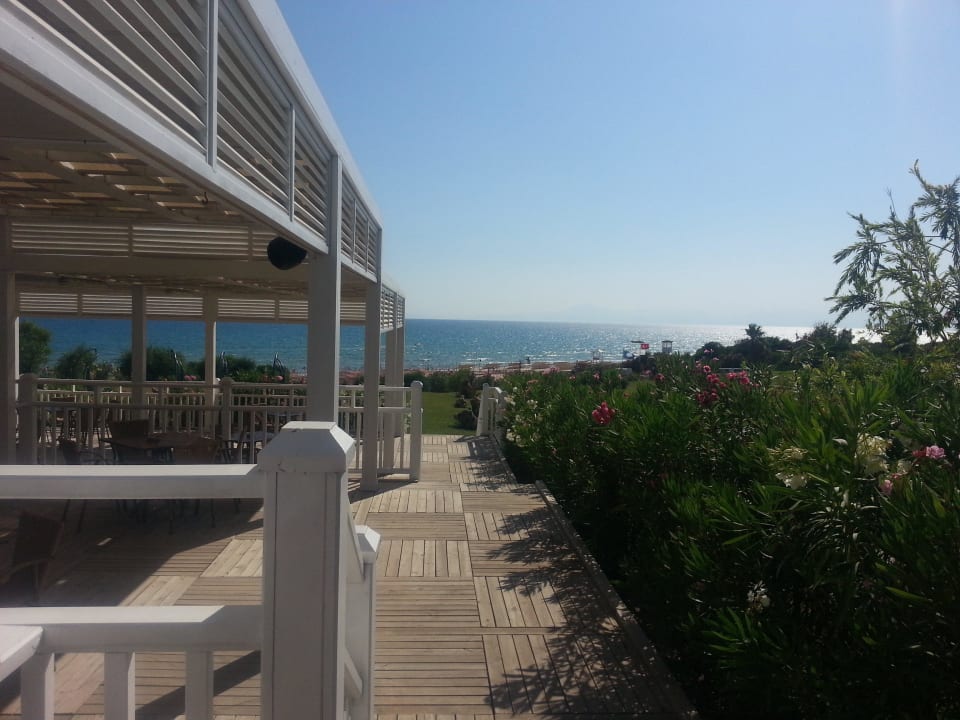 Der Blick auf das Meer von der Strandbar Alba Queen Hotel