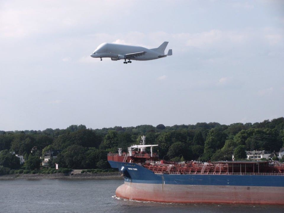 Blick aus dem Fenster (Flugzeug meets Schiff) elaya hotel hamburg finkenwerder