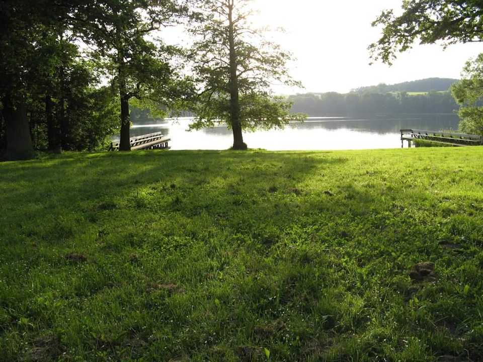 Wiese am Haussee Landhotel Schorssow