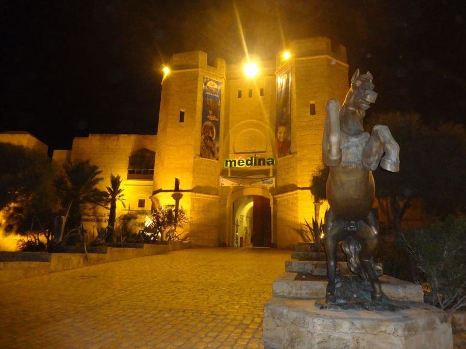 Eingang zur Medina, links Hoteleingang Diar Lemdina Hotel