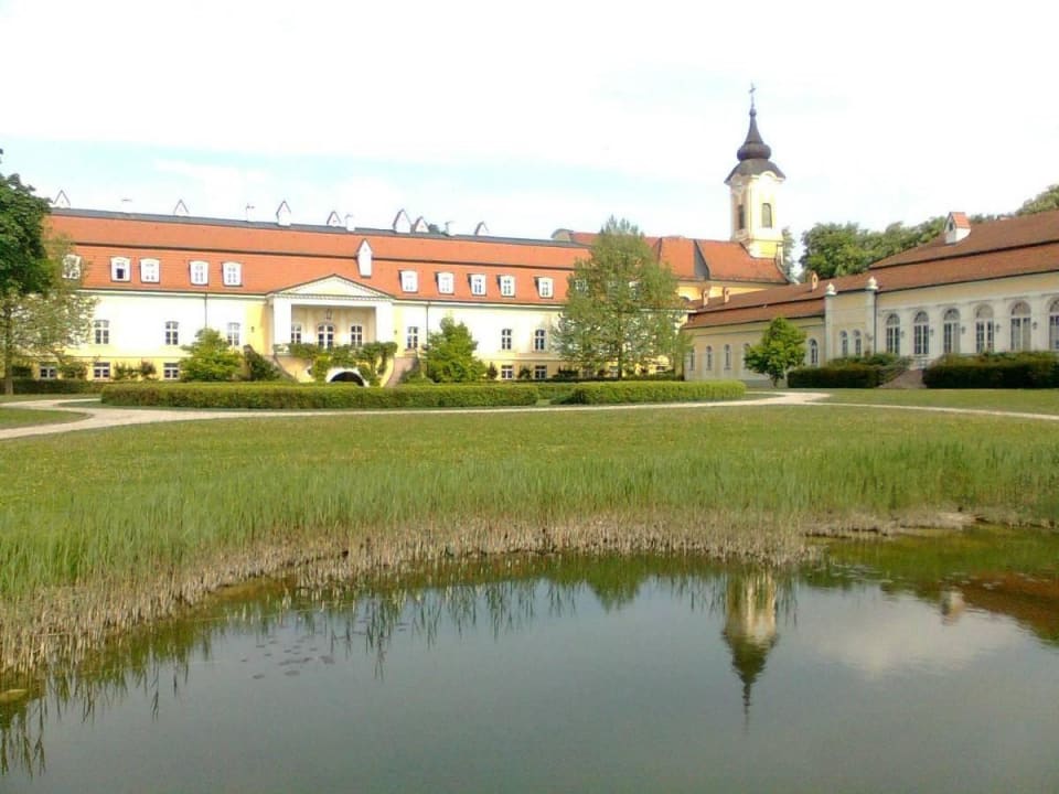 Schloss mit Froschteich Hotel Chateau Bela