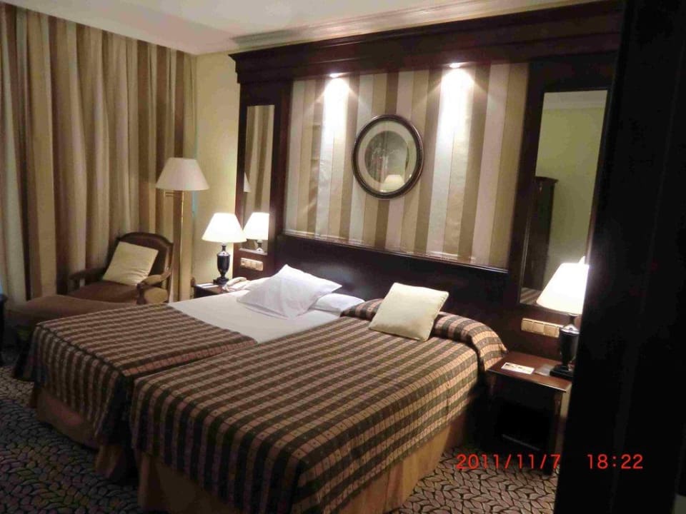 Bett und Chaiselongue Hotel Melia Barajas