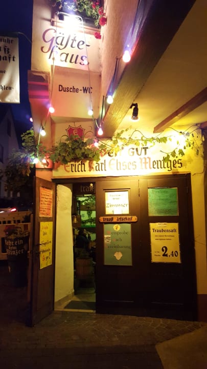 Eingang zur Straußenwirtschaft bei Nacht Weingut Ehses-Mentges