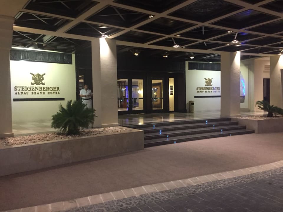 Eingang Steigenberger ALDAU Beach Hotel