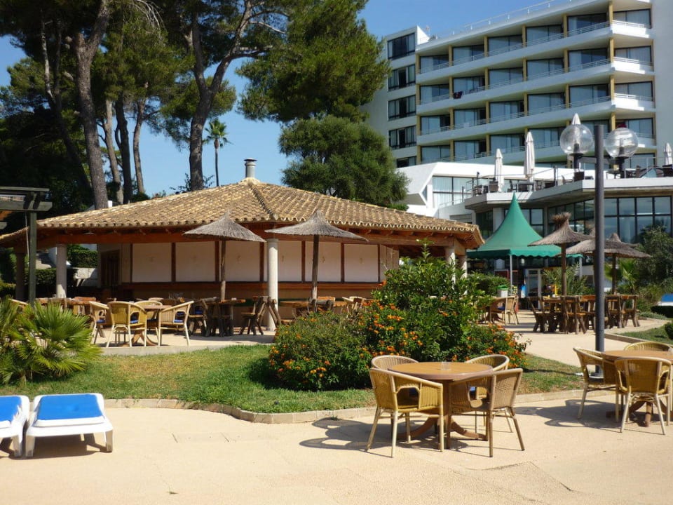 Hotelgebäude mit Poolbar Hotel Exagon Park