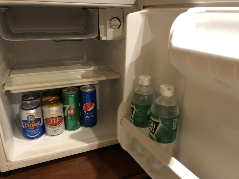 Minibar mit Inhalt (wird täglich aufgefüllt) Pandanus Resort