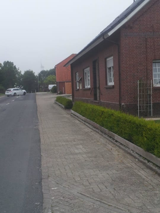 Durchgangsstraße vor dem Fenster Ferienwohnung Djuren
