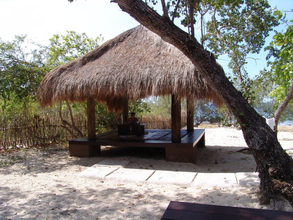 Blick aus Villa  auf Massagebungalow mit Esstisch NusaBay Menjangan