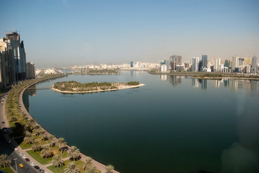 Вид из комнаты отдыха на 17-ом этаже Corniche Hotel Sharjah
