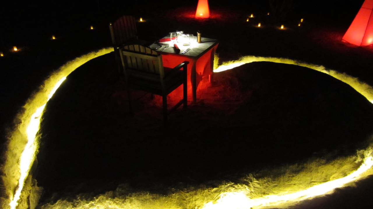 Unser romantisches Dinner am Stand NH Collection Maldives Havodda Resort