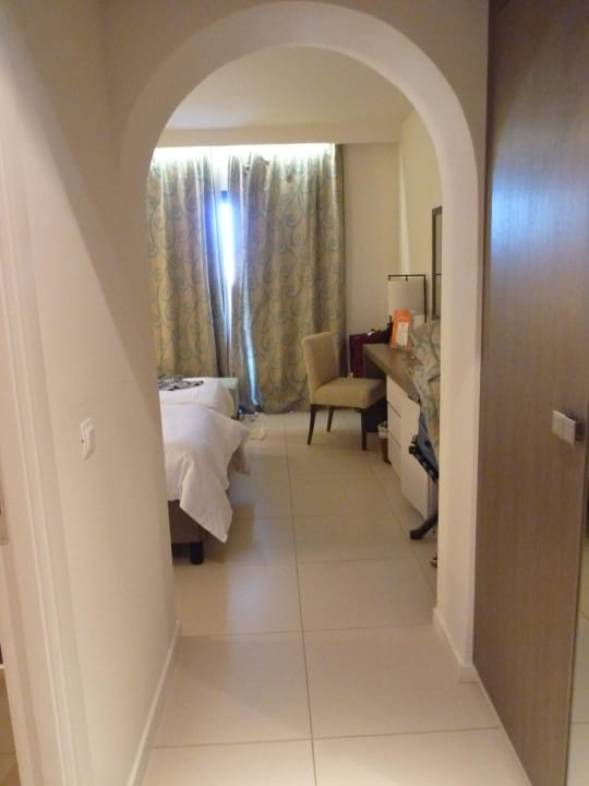 Eingang, links davon Bad Club Palm Azur