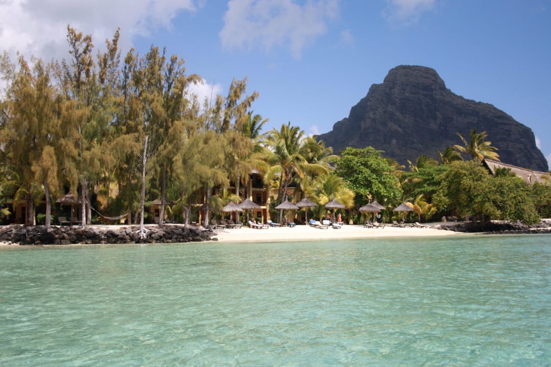 Blick auf den Strand und die Hotel-Anlage Paradis Beachcomber Golf Resort & Spa