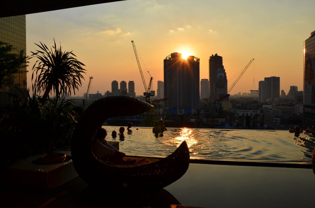 Sonnenuntergang am Pool Eastin Grand Hotel Sathorn