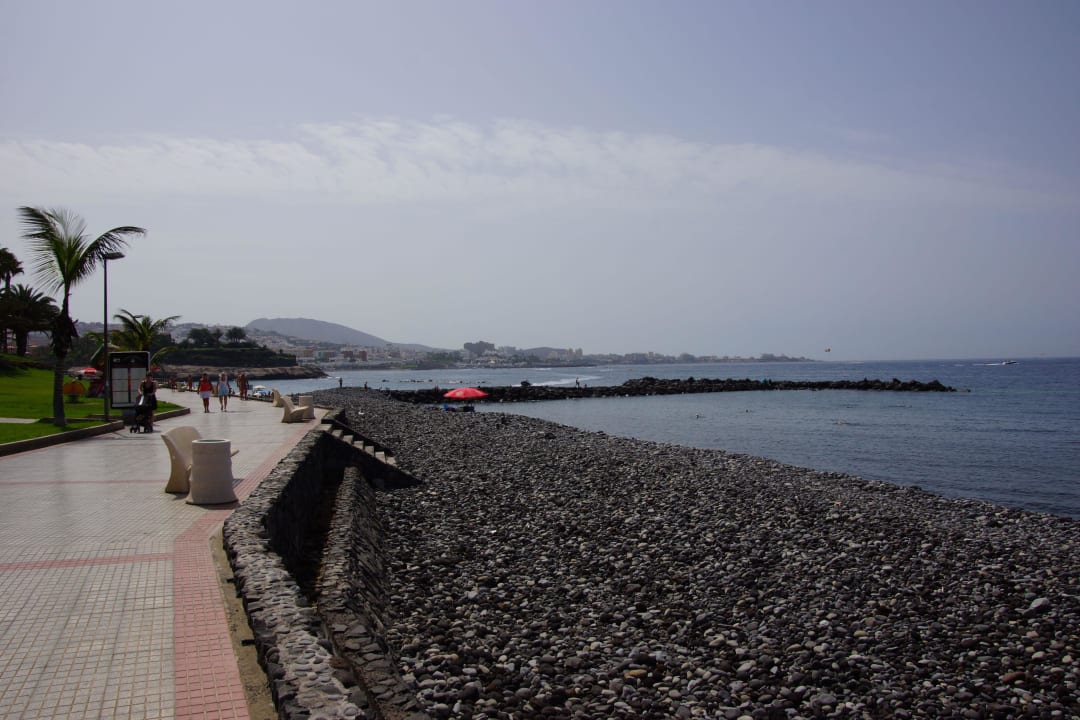 Die dicken schwarzen Steine am Strand Hotel Riu Palace Tenerife