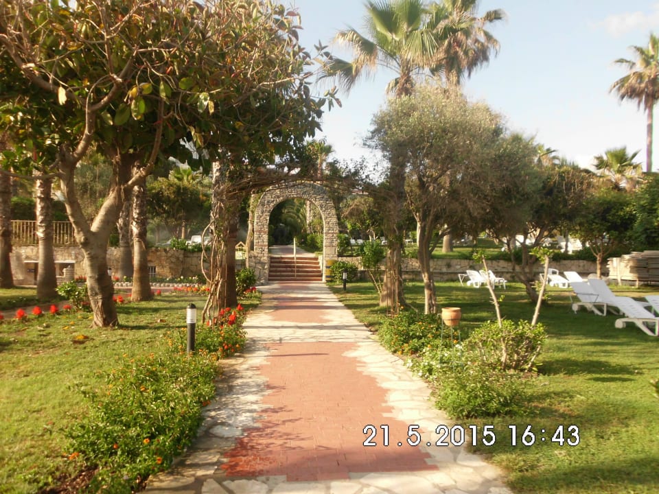 Weg vom Strand durch den Garten Hotel Defne Garden