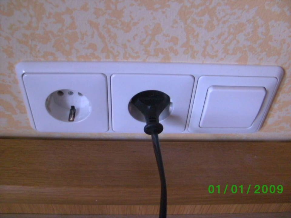 Defekte Steckdose links Hotel Apollo