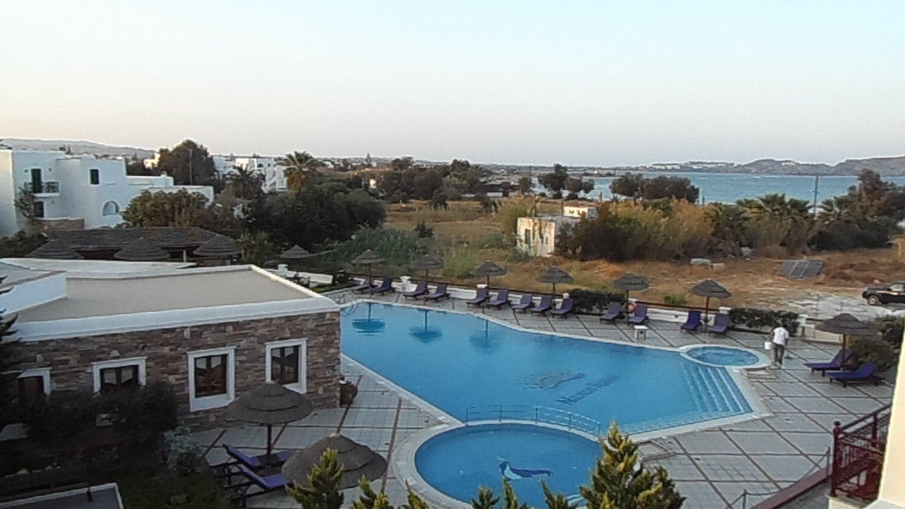 Restaurantgebäude und Pool Naxos Resort Beach Hotel