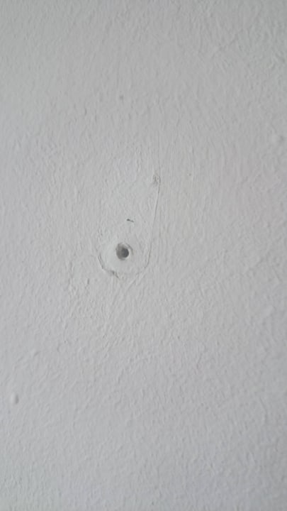 Weiteres Bohrloch in der Wand des Zimmers  Seehotel Adler