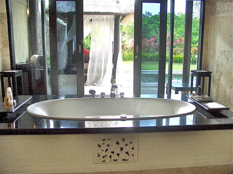 Blick vom Bad auf Garten Hillstone Uluwatu Villa