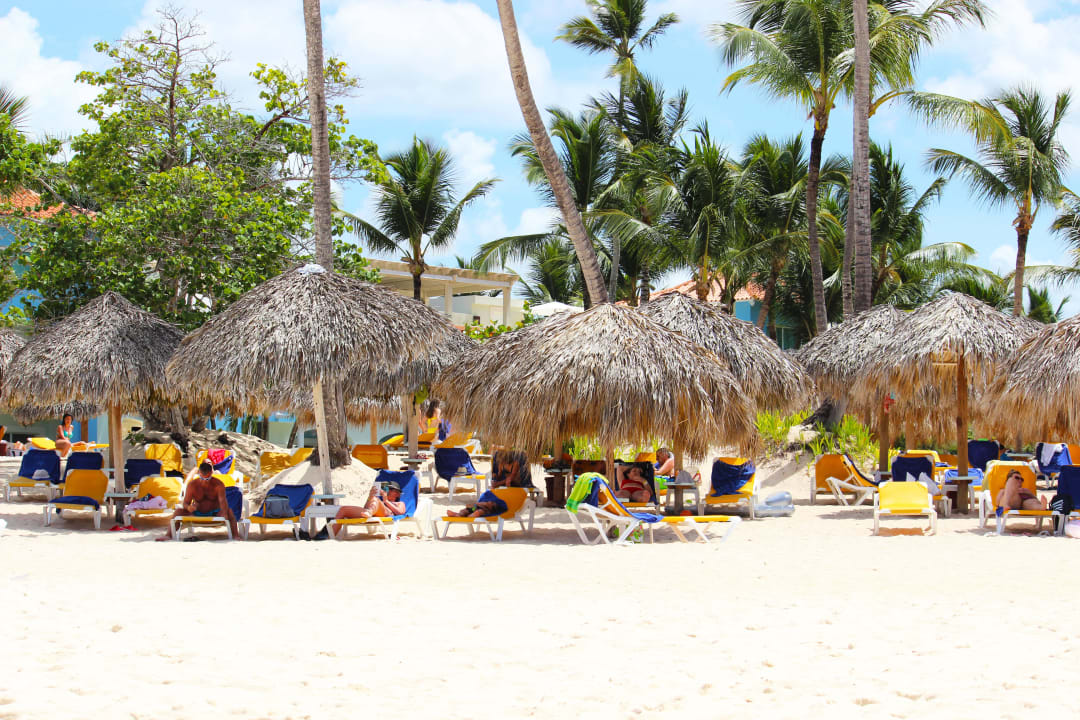 Lustige Sonnenschirme halten tatsächlich den Regen Iberostar Selection Hacienda Dominicus