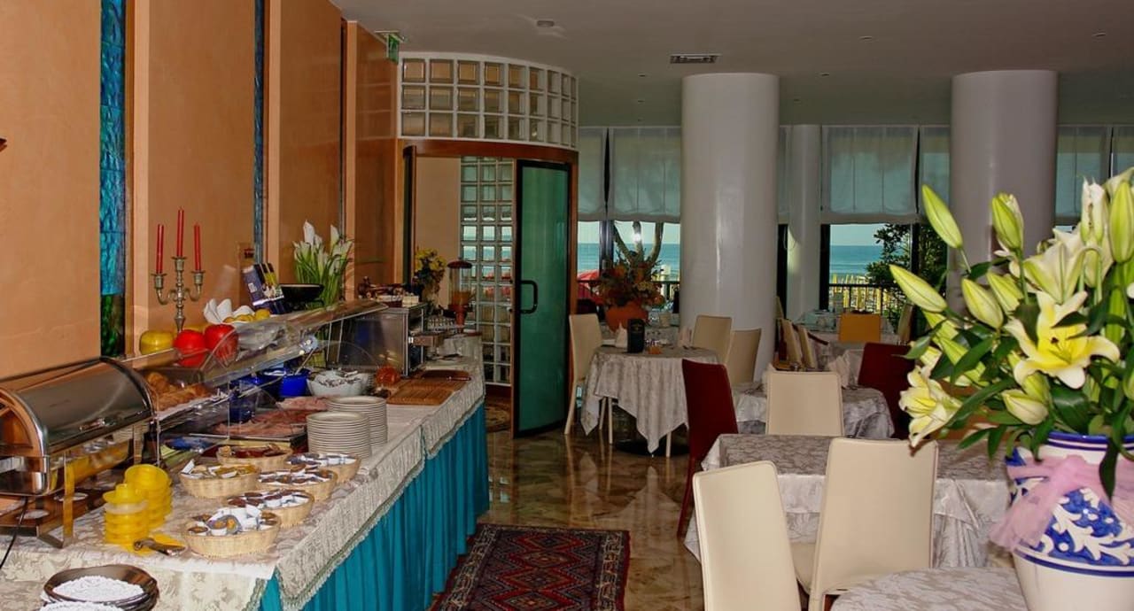 La piacevolissima sala da pranzo TERMINI Beach Hotel & Suites