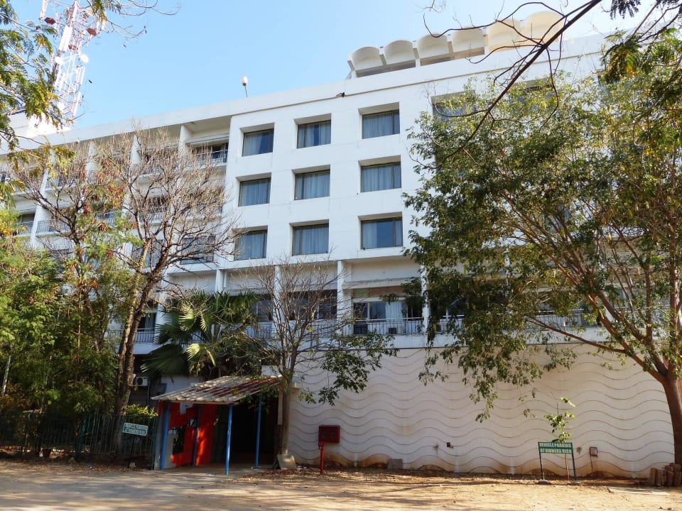 Ruhige Gebäuderückseite  Hotel Fortune Pandiyan