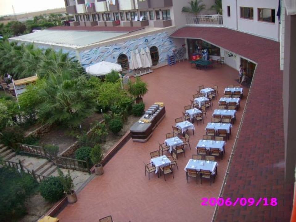 Ausblick vom Balkon auf die Terrasse Hane Family Resort