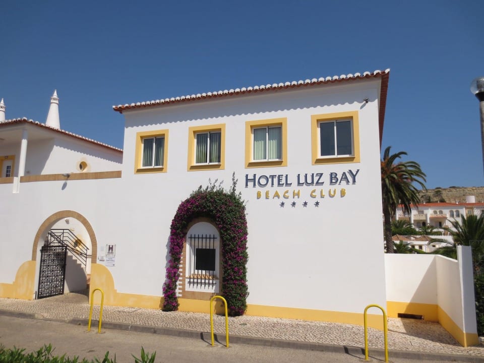 Hoteleingang Hotel Luz Bay Club