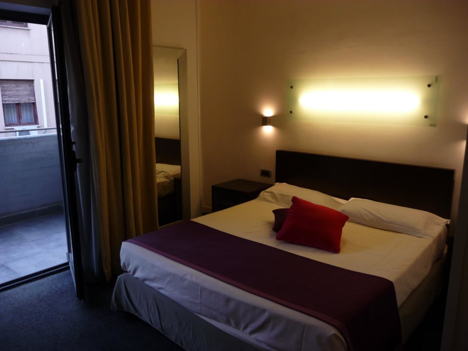 Bequemes Bett, schönes Zimmer Hotel Mercure Palermo Centro