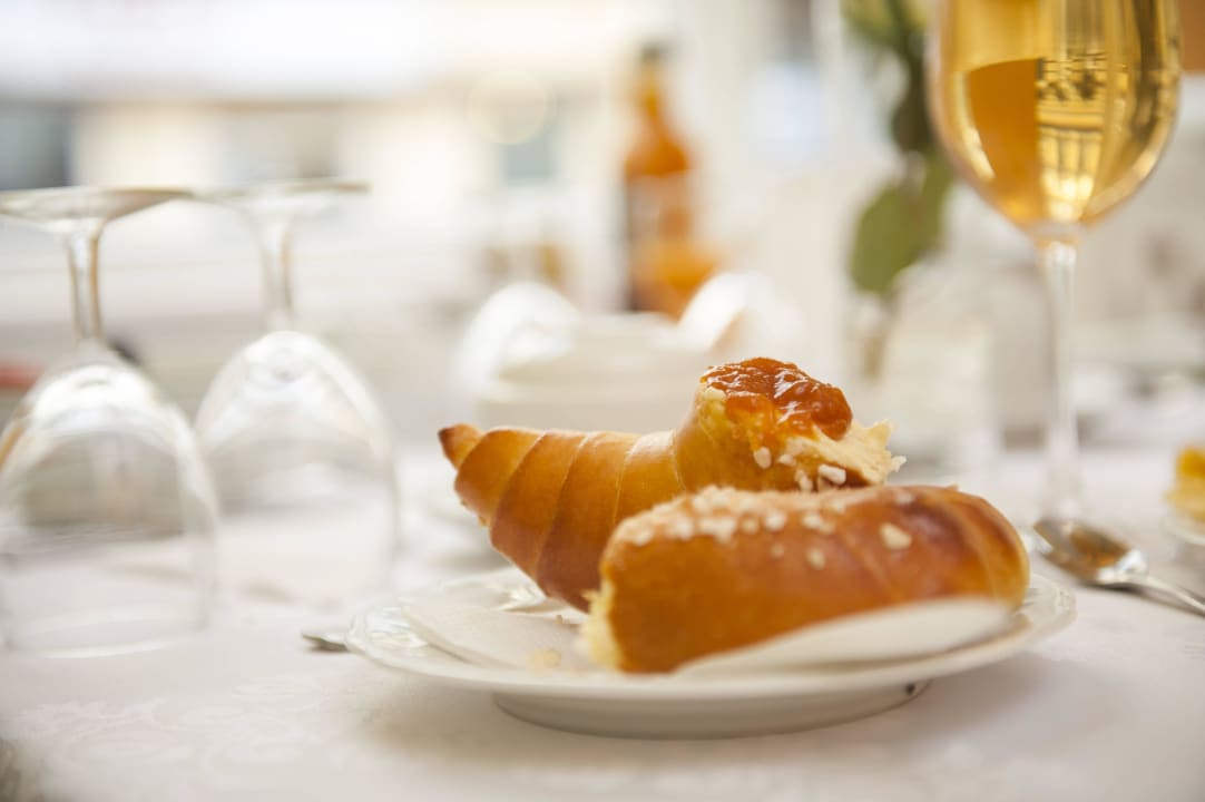 Briochekipferl und frischer Apfelsaft vom Bauern Hotel Kugel