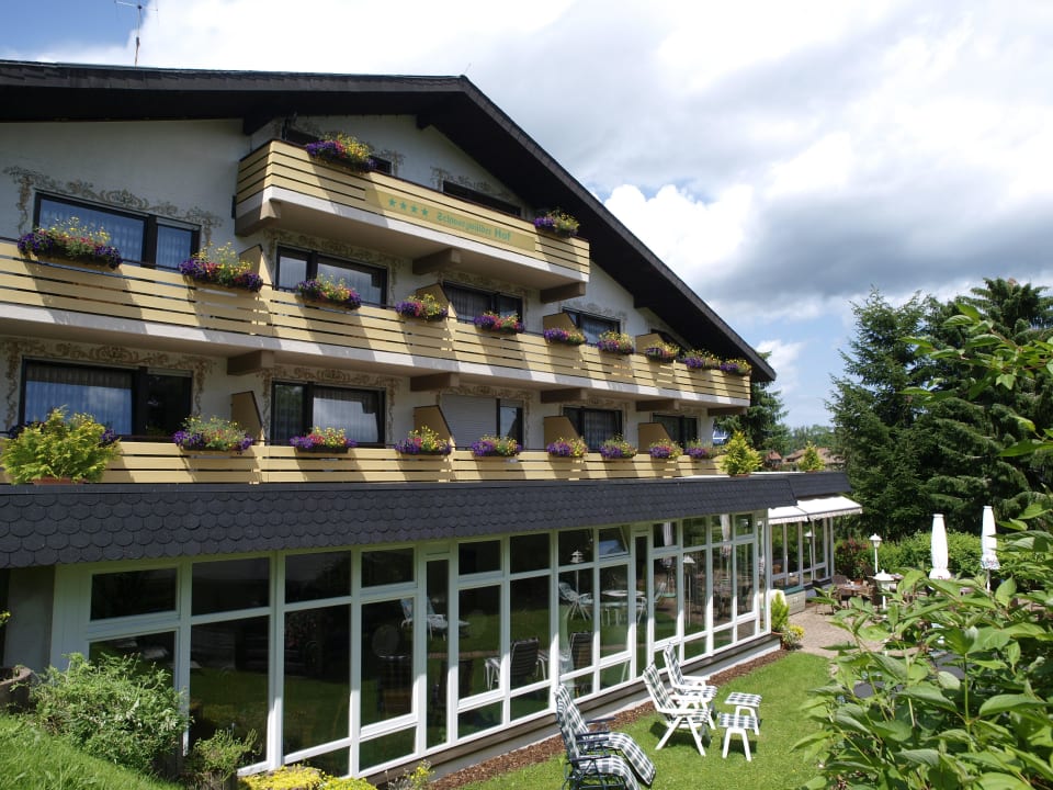 Außenansicht von hinten mit Terrasse Hotel Schwarzwälder Hof