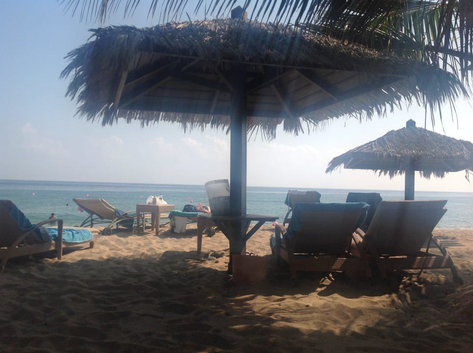 Liegen am Stand Hotel Le Meridien Al Aqah Beach Resort