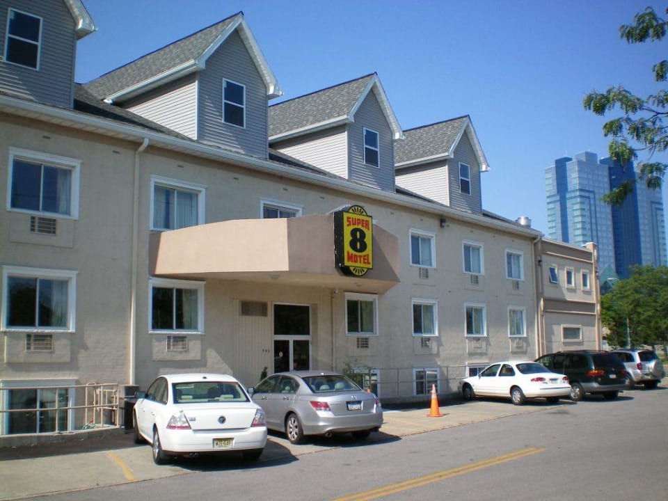 Aussenansicht mit Parkplätzen Super 8 Motel Niagara Falls Rainbow Blvd.