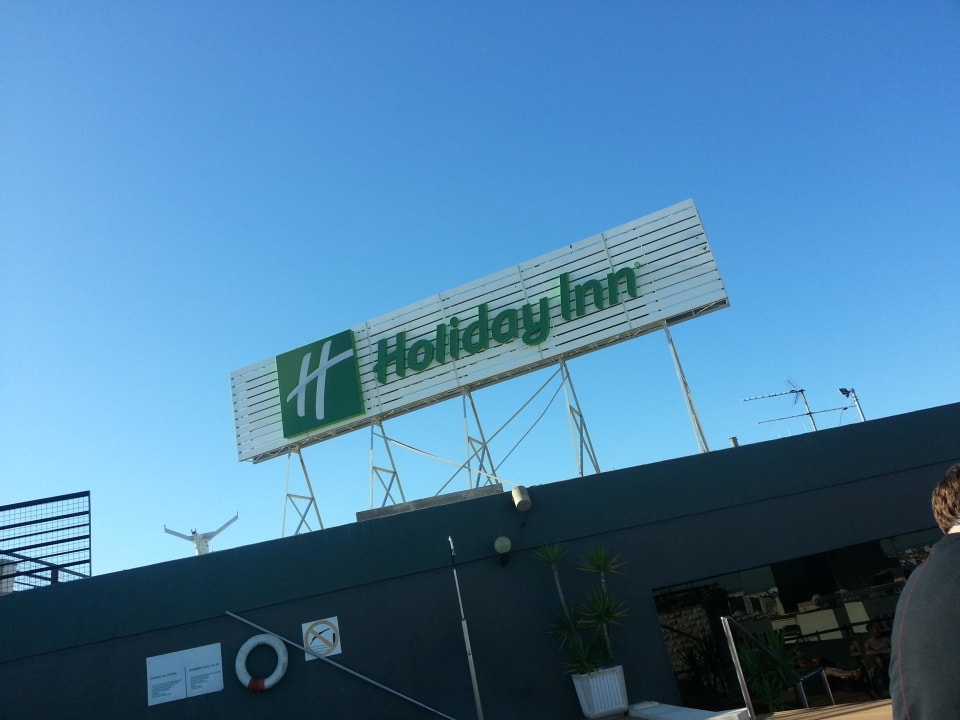 Das Hotelschild auf dem Dach Holiday Inn Lisbon