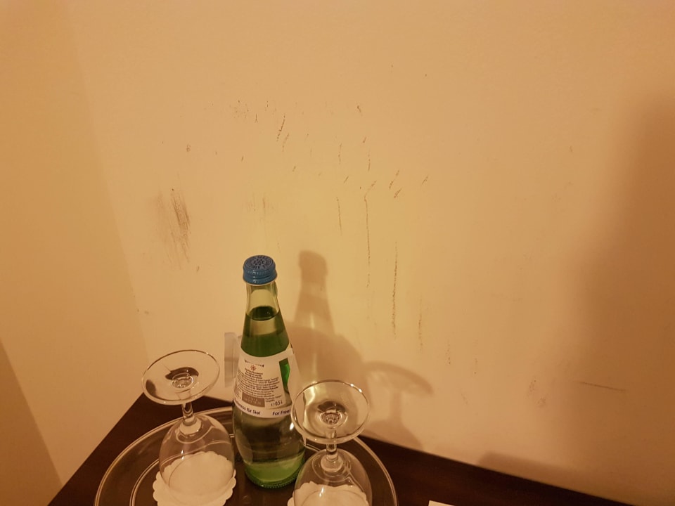 Schrammen an der Wand. Über dem Schreibtisch! acom Hotel München