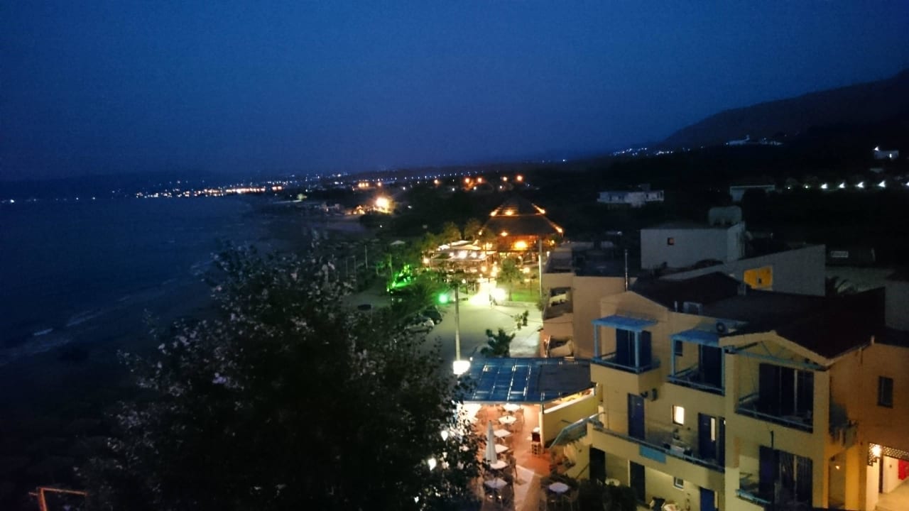 Abendlicher Ausblick von der Bar auf dem Dach Hotel Corissia Princess