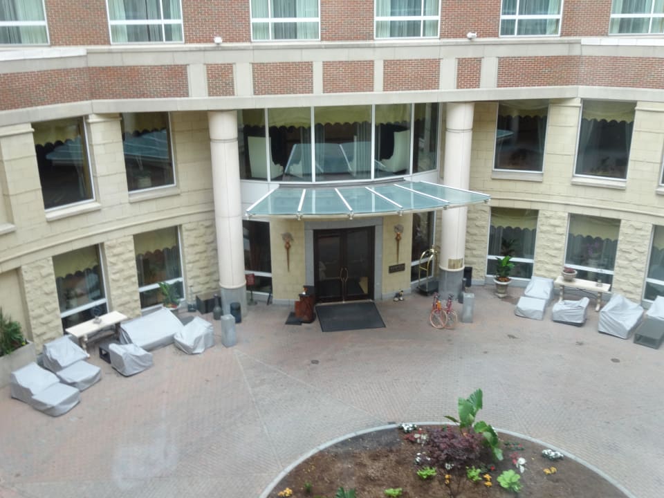 Zimmerausblick von 338 auf den Eingangsbereich Hotel Marlowe