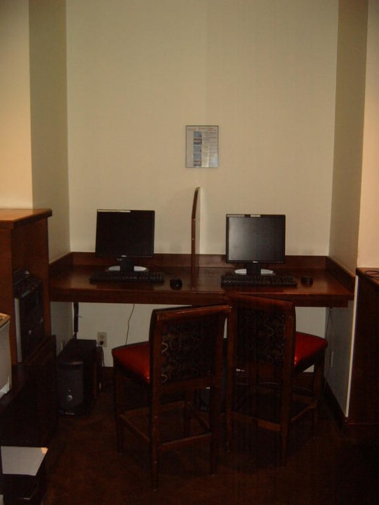 Business Center The Waterfront Beach Resort, a Hilton Hotel