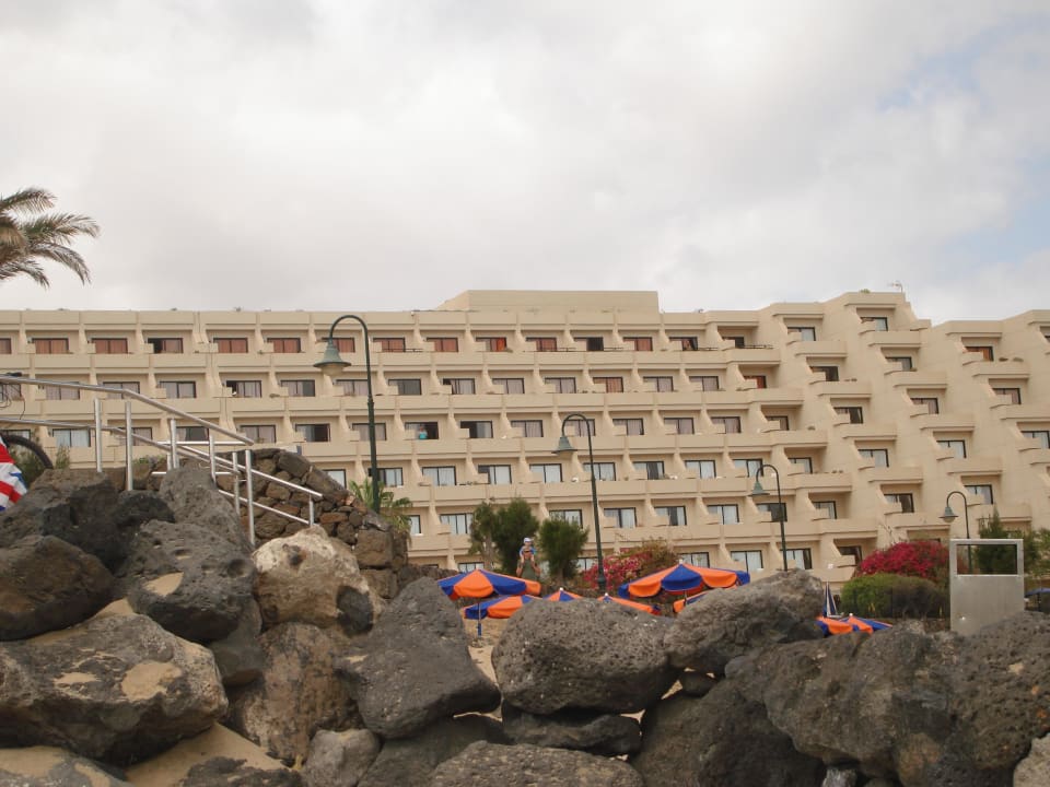 Aussenansicht des Hotels vom Strand aus Hotel Grand Teguise Playa