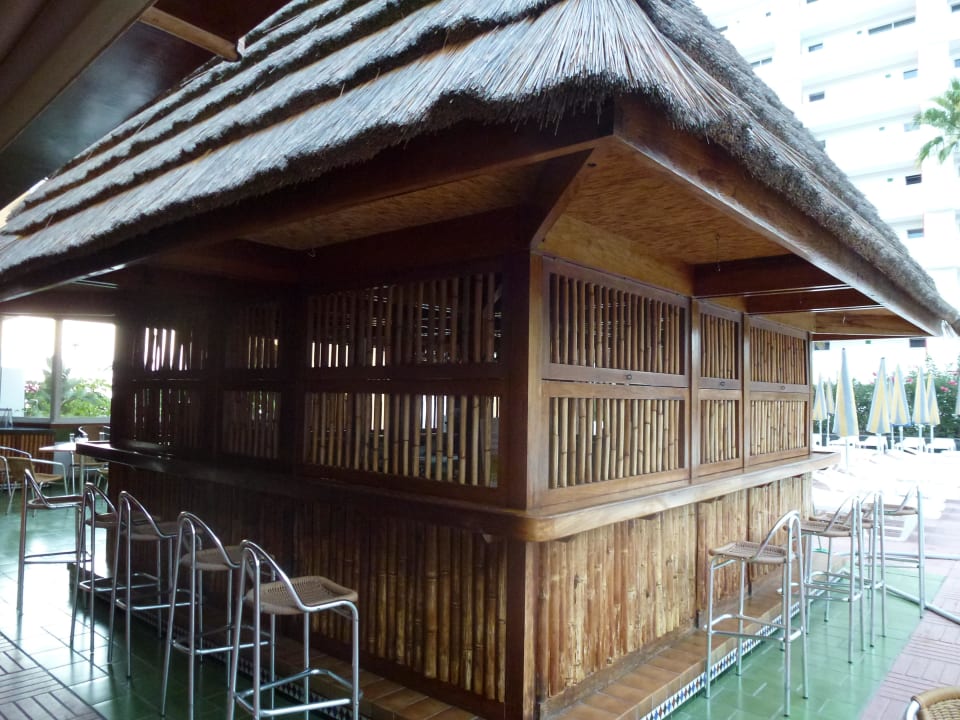 Poolbar am frühen Morgen allsun Hotel Lucana