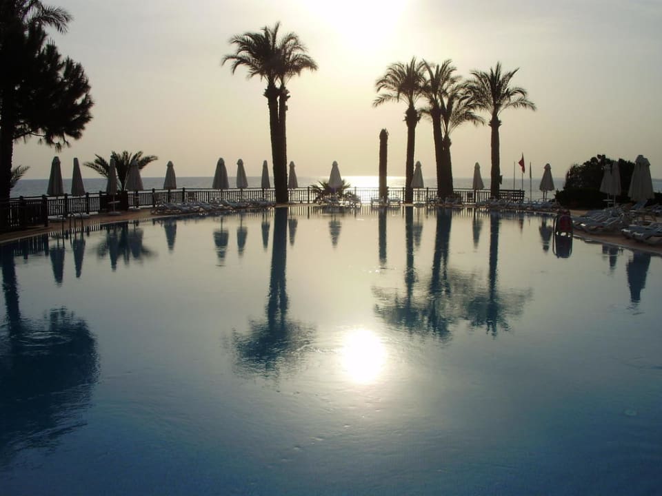 Pool nach einem Regenschauer PALOMA Perissia